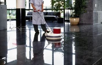 Profissional fazendo tratamento de piso
