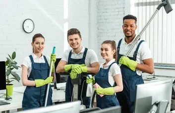 Equipe de ASG limpando empresa