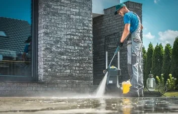 Profissional fazendo limpeza pós obra
